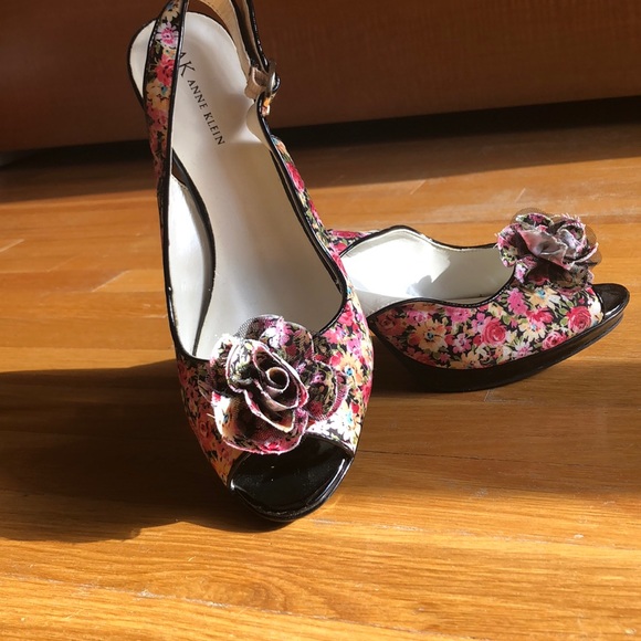 Anne Klein  shoe/patten leather base. 9 1/2 - Picture 1 of 2